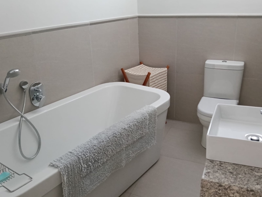 6 Bedroom Property for Sale in Wavecrest Eastern Cape